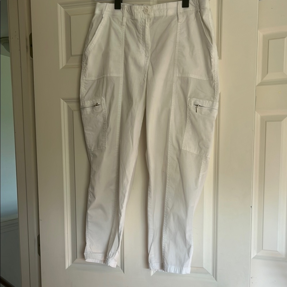 Chico’s White cropped Cargo Pants size 1 (Equivalent to women size 8)